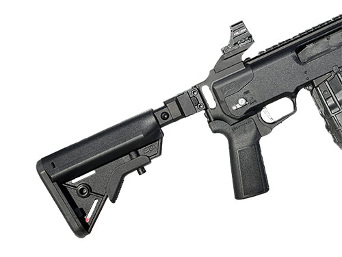 Der Mossberg 590R Folding Stock von CHISEL MACHINING bietet dir eine kompakte, faltbare Lösung für mehr Flexibilität und Komfort beim Schießen.