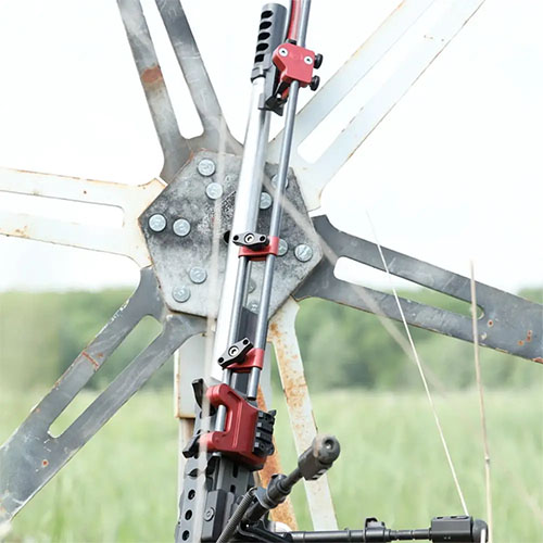Erlebe präzise Geschwindigkeitsmessungen mit dem MagnetoSpeed V3 Chronograph und dem robusten Gray Ops Mount, der Barrel Harmonics eliminiert und die Genauigkeit erhält.