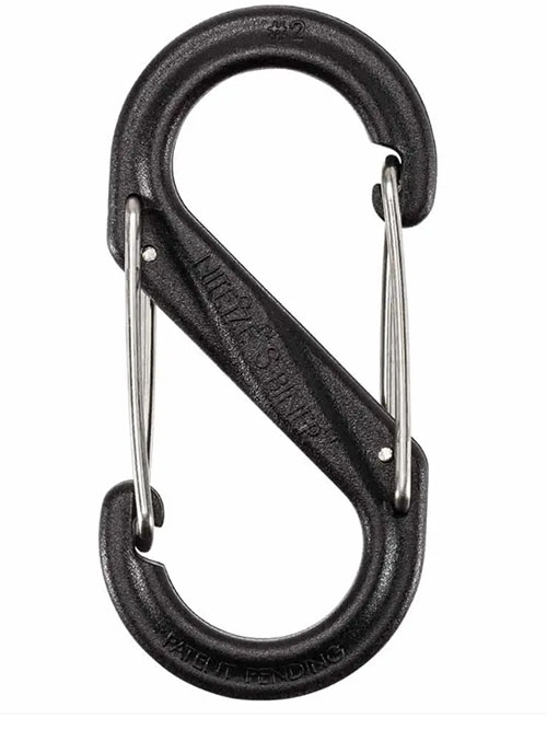 Der Nite Ize S-Biner #2 ist leicht, aus haltbarem Nylon gefertigt und bietet mit seinem sicheren Edelstahl-Gitter eine zuverlässige Befestigung für deinen Kestrel DROP.