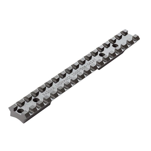 Entdecke die Savage Short Action Scope Rail von Badger Ordnance! 🛠️ Robuste Stahlbasis für präzise Schüsse mit 20 MOA Neigung. Ideal für dein Zielfernrohr!
