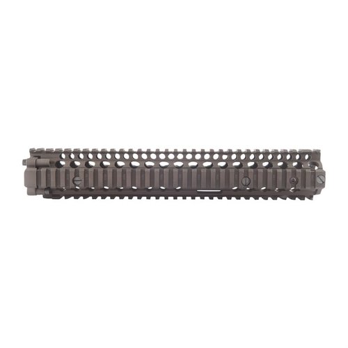 Entdecke den AR-15 RAIL INTERFACE SYSTEM II von Daniel Defense! 🔧 Perfekt für dein M4A1, mit Platz für Zubehör und einfache Montage.