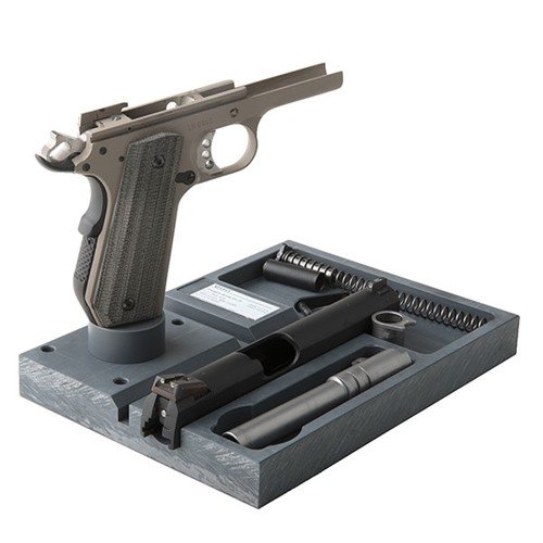 Die 1911 Rüstungsplatte mit MP-1A Magazinhalter 🛠️ von Present Arms ist ideal für Demontage und Reinigung deiner 1911. Halte deine Waffe einsatzbereit!