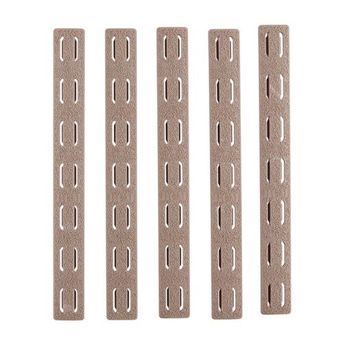 Entdecke das AR-15 KEYMOD Rail Panel Kit 5-Pack in Flat Dark Earth. 🛠️ Perfekte Passform für KeyMod-Slots, rutschfest und in USA gefertigt!