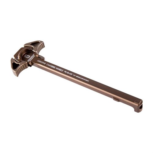 Entdecke den Geissele AR-15 Airborne Charging Handle DDC! 🚀 Mit rutschfestem Design und beidhändiger Bedienung für optimale Leistung.