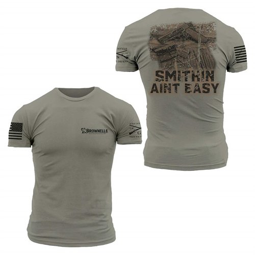 Zeig deine Leidenschaft für Gunsmithing mit dem 1911 "Smithin’ Ain’t Easy" Shirt! 💪 Bequem und langlebig, perfekt für echte Handgun-Fans.