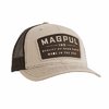 Entdecke den GO BANG Trucker Hat von Magpul in Khaki! 🎩 Hochwertiger, bequemer Hut mit atmungsaktivem Netzrücken und verstellbarem Verschluss.