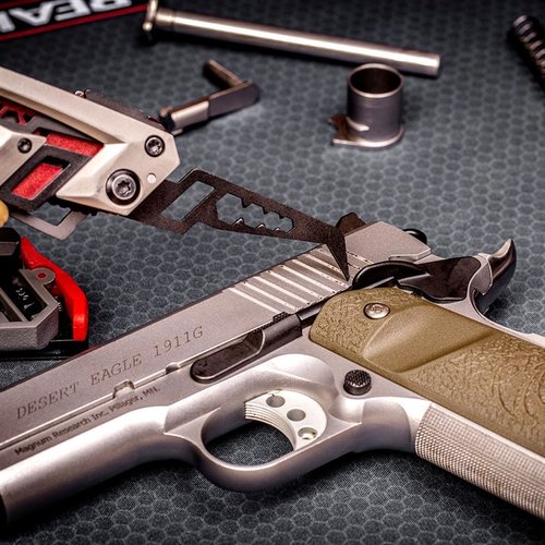 Entdecke das GUN TOOL AMP für 1911-Pistolen! 🔧 Kompaktes Multitool mit allem, was du brauchst, für die perfekte Wartung und Reparatur.