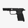 Hol dir den SIG P320 Compact EHG von Magpul! 🖤 Ergonomisches Design, Picatinny-Schiene und umkehrbarer Magazinrelease für optimalen Grip.