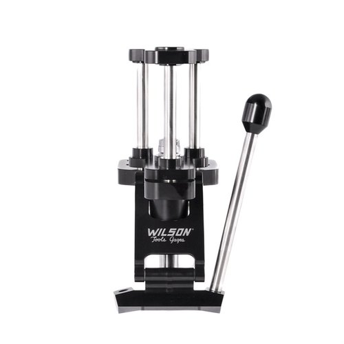 Die L.E. WILSON Single State Reloading Press bietet Präzision mit einem 3-Rod-Design, ist robust aus anodisiertem Aluminium und Edelstahl und hat einen verstellbaren Griff.
