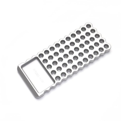 Der Area 419 Billet Loading Block bietet Platz für 50 Patronen, ist aus robustem 6061-T6 Aluminium gefertigt und hat rutschfeste Gummifüße für Stabilität.