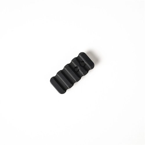 Die MATCH SCOPE RING PICATINNY ACCESSORY RAIL von AREA 419 ermöglicht dir, Zubehör wie Dope Cards oder Red Dots flexibel an deinen Scope Rings zu montieren.