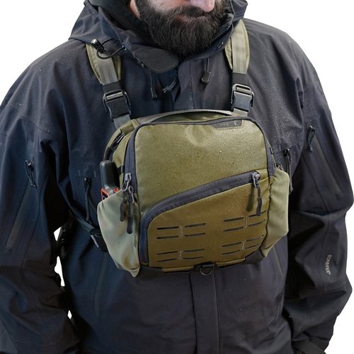 Mit dem ACHRO™ Chest Pack & Harness hast du einen robusten, anpassbaren Rucksack für deine Ausrüstung, der Komfort und schnellen Zugriff auf deine Waffe bietet.
