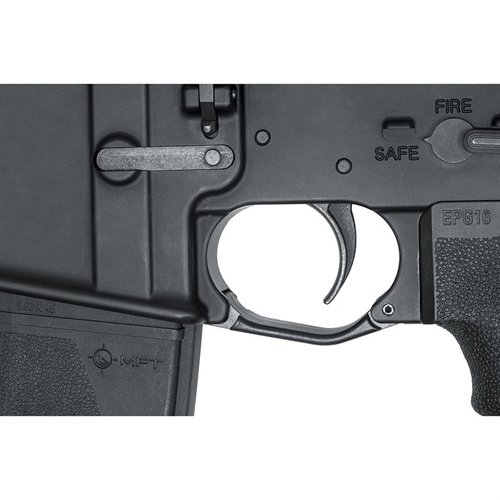 Der MISSION FIRST TACTICAL E-VOLV Enhanced Trigger Guard für AR-15 bietet vollen Zugang zum Abzug, selbst mit Handschuhen, und wird einfach mit den mitgelieferten Rollstiften montiert.