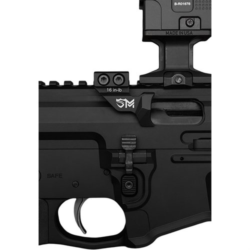 Der SENTRY MANUFACTURING GAS DEFLECTOR für Daniel Defense PCC schützt dich vor schädlichen Gasen und Ablagerungen, montiert direkt an T7 & T6 Rails.
